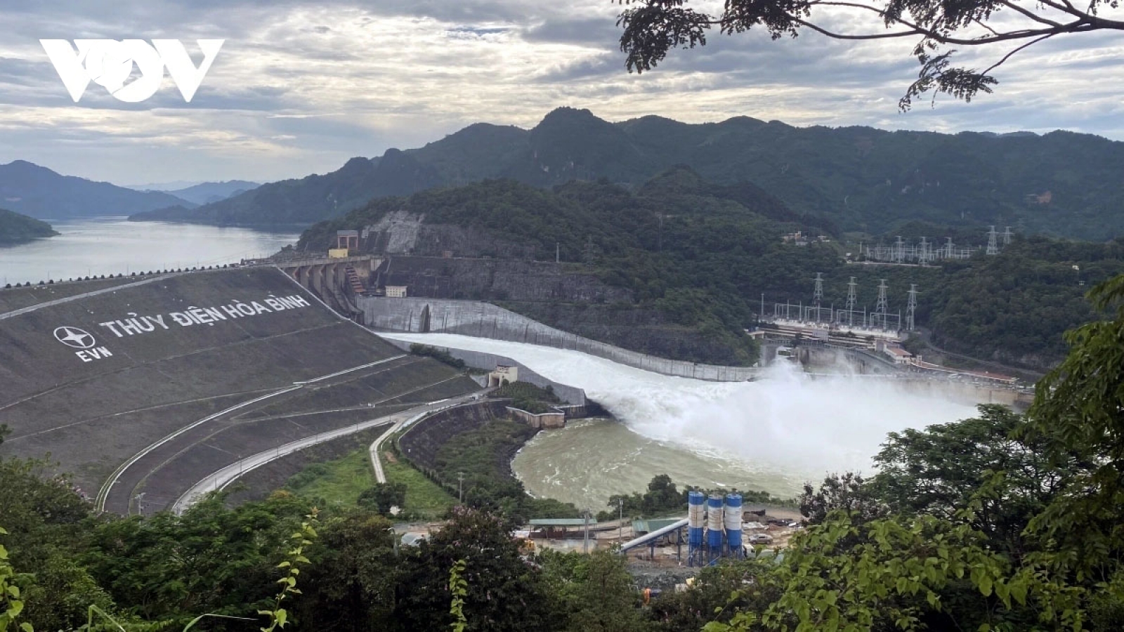 Mở một cửa xả đáy hồ thủy điện Hòa Bình từ 20h hôm nay