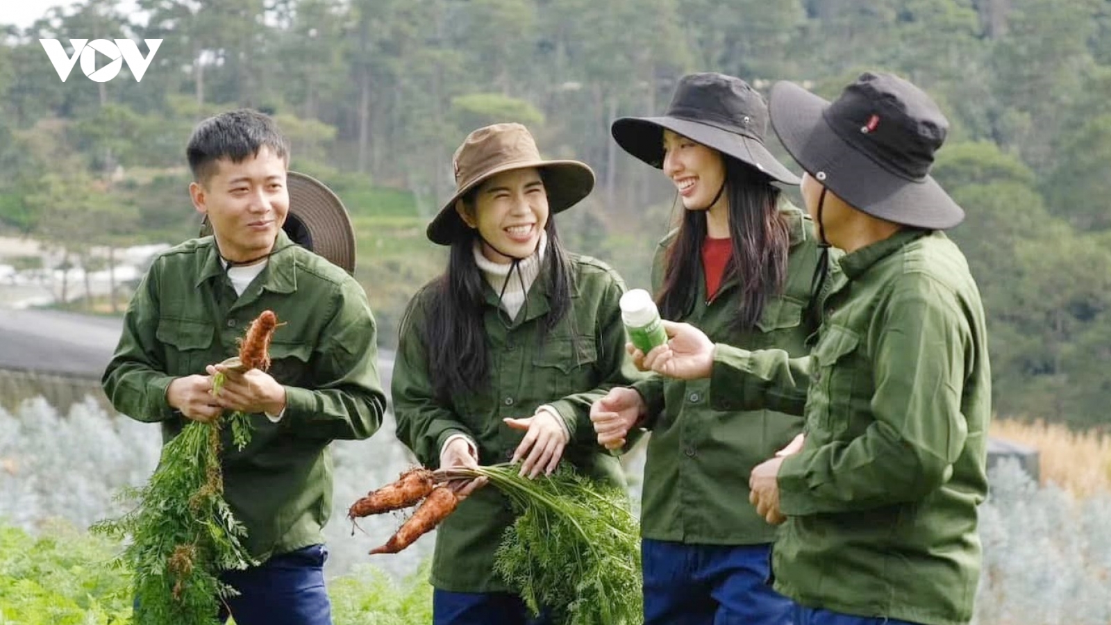 Nhóm Quang Linh Vlog, hoa hậu Thùy Tiên mượn vườn nông trại để "diễn" lừa khán giả