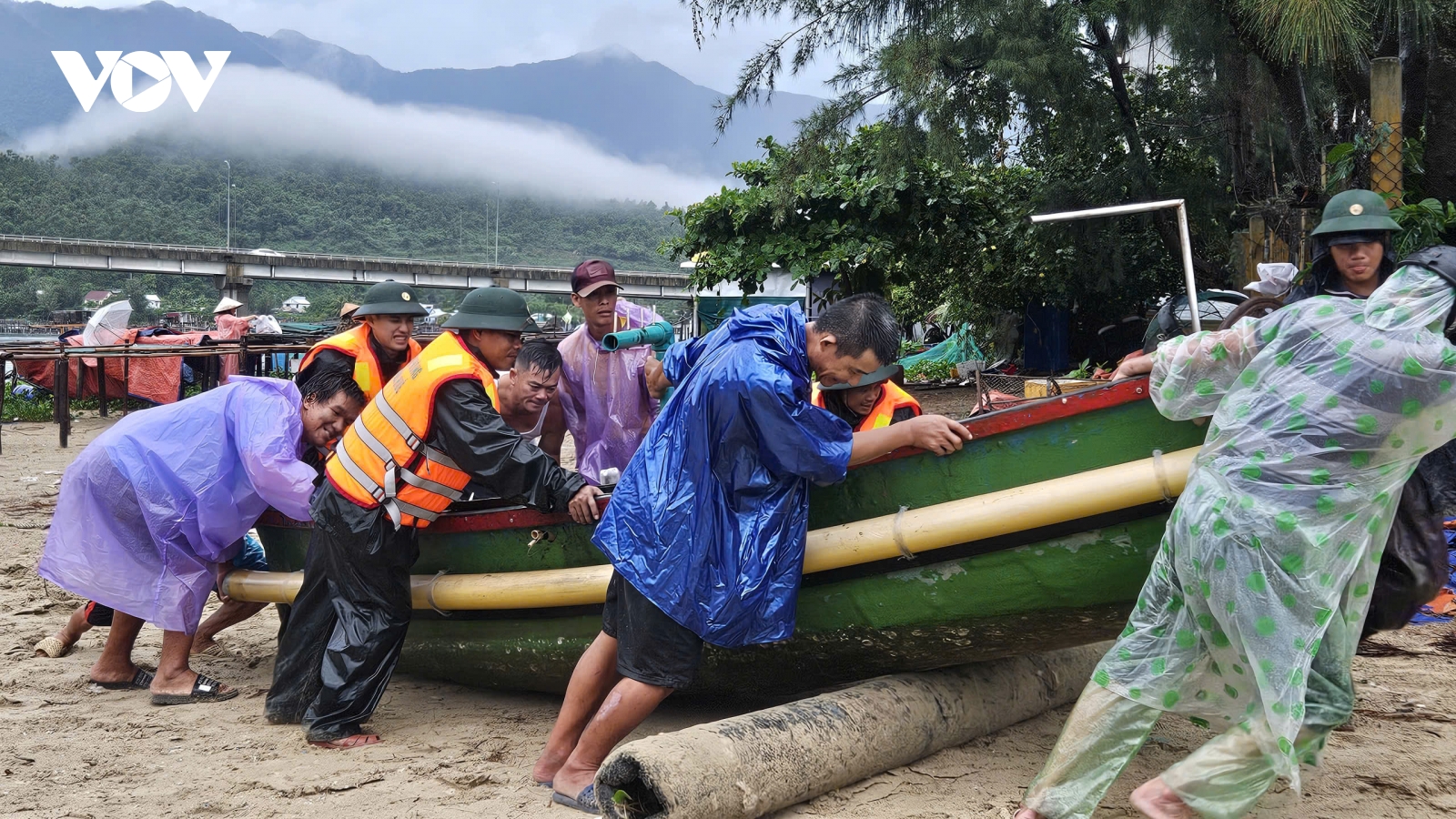 Bộ đội Biên phòng TP Huế giúp dân vùng ven biển tránh bão số 10