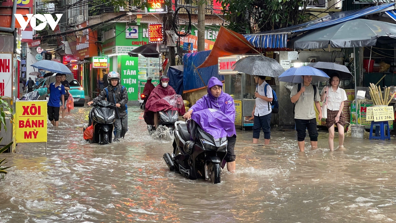Người Hà Nội dắt xe, lội bộ vì đường ngập do mưa to sau bão số 10