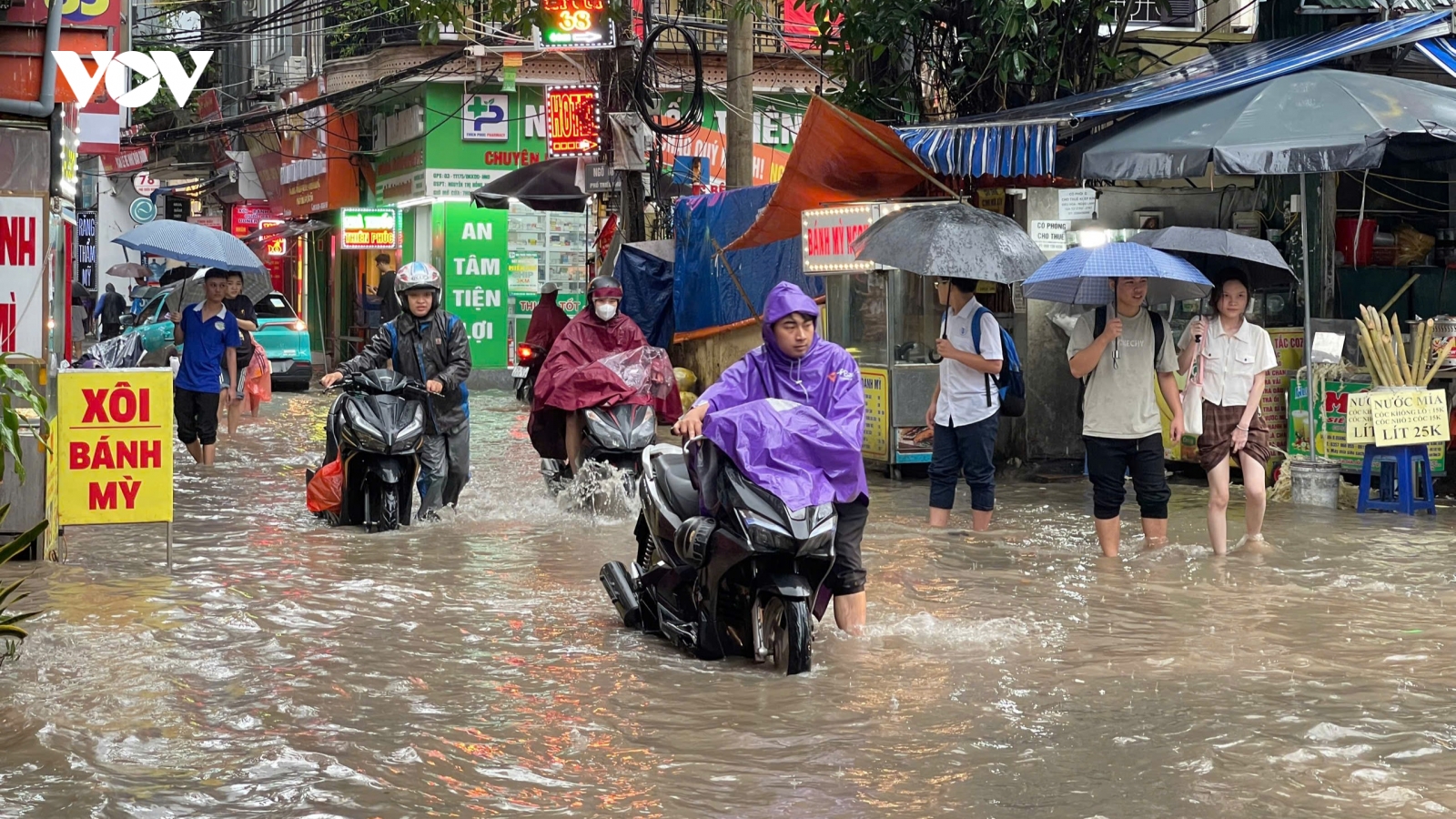 Người Hà Nội dắt xe, lội bộ vì đường ngập do mưa to sau bão số 10