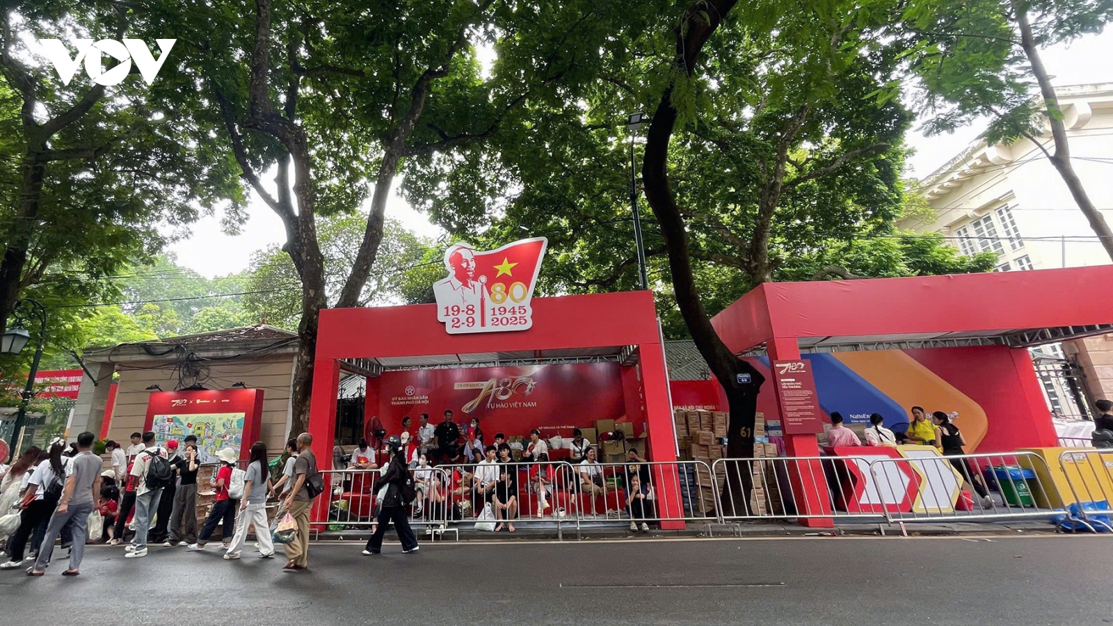 Hà Nội dựng 15 trạm khách "A80 Tự hào Việt Nam" phục vụ người dân xem diễu binh