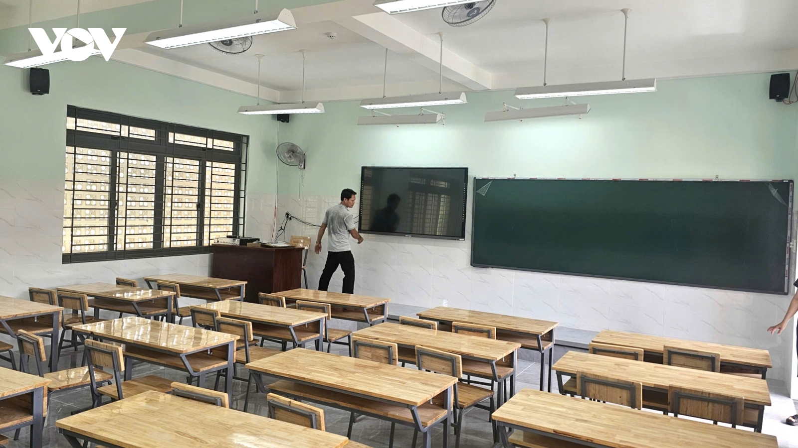 Trường lớp khang trang, học sinh vùng núi Quảng Ngãi háo hức tựu trường