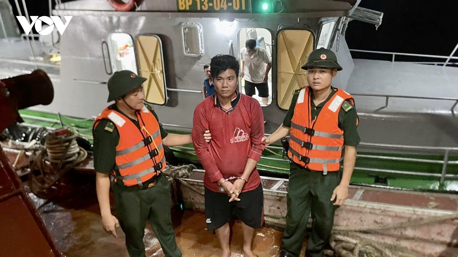 Bắt giữ đối tượng truy nã lẩn trốn trên tàu cá tại vùng biển khu vực phía Nam
