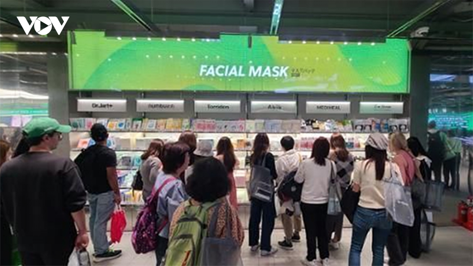Du khách Trung Quốc đổ xô đến Myeongdong khi chính sách miễn thị thực có hiệu lực