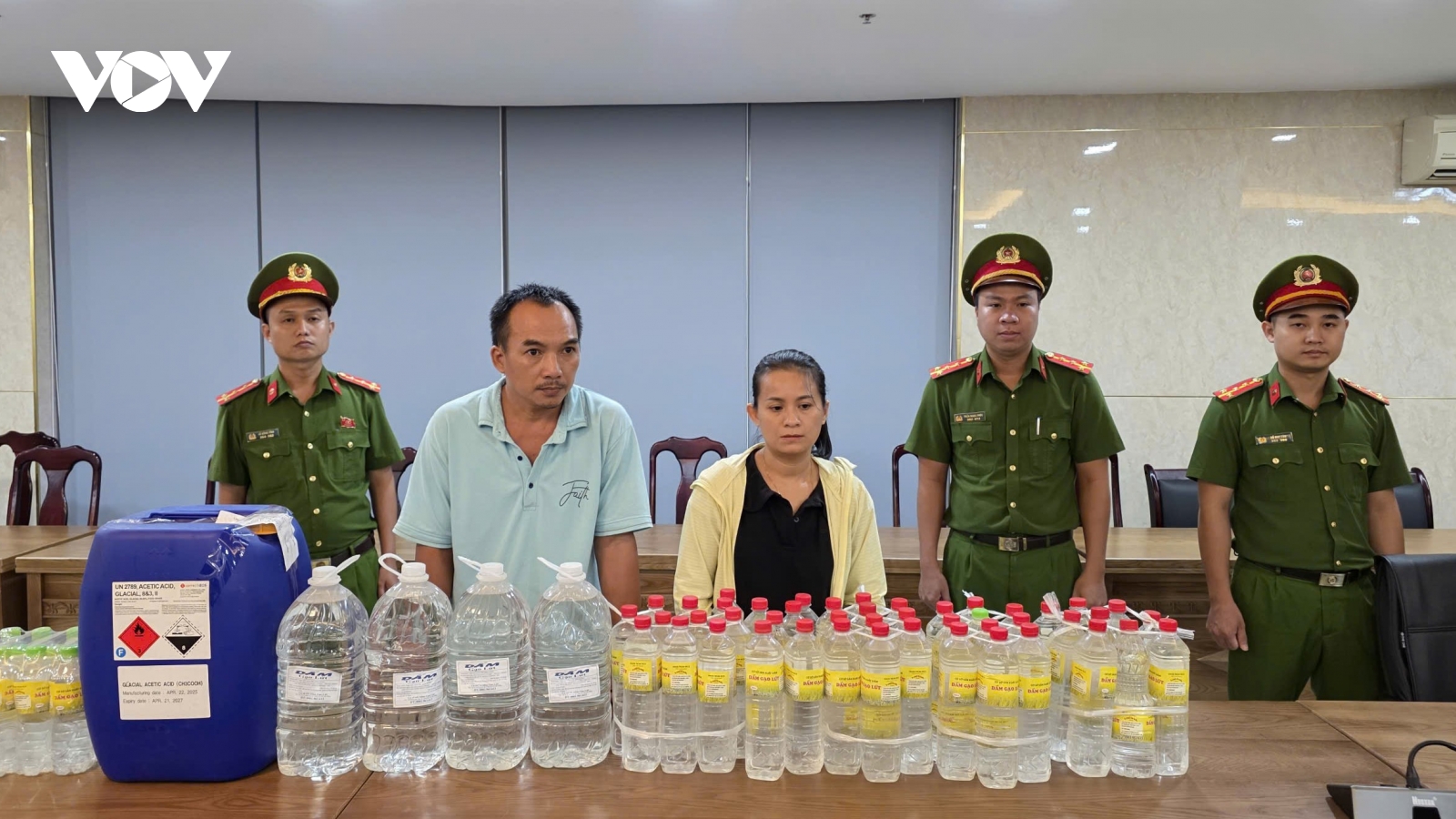 Phát hiện, bắt quả tang cơ sở dùng axit sản xuất giấm ăn giả cực lớn trên địa bàn Đà Nẵng