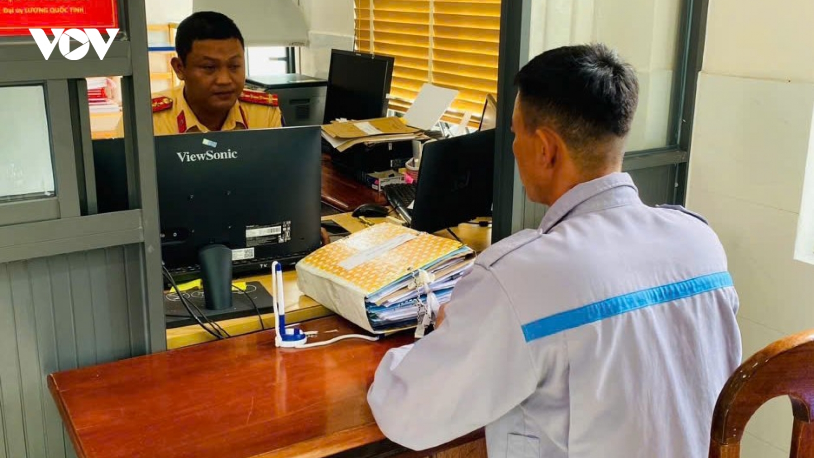 “Quái xế” điều khiển xe máy lạng lách, đánh võng trên đường bị xử phạt nặng