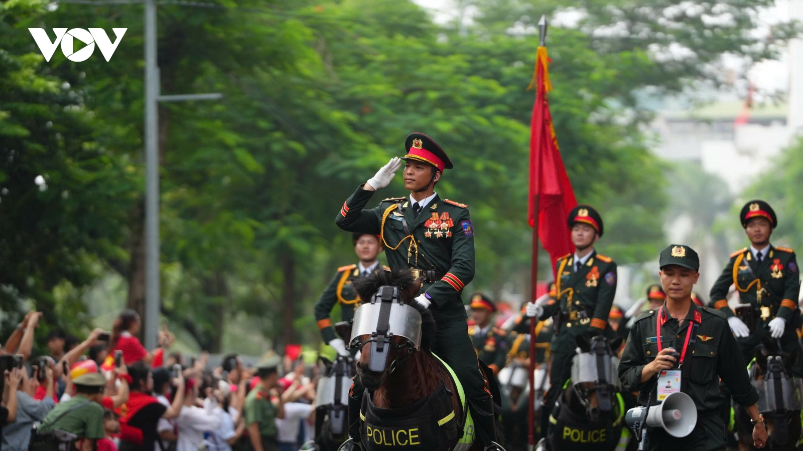 Khối Cảnh sát cơ động Kỵ binh uy phong diễu binh trên Quảng trường Ba Đình