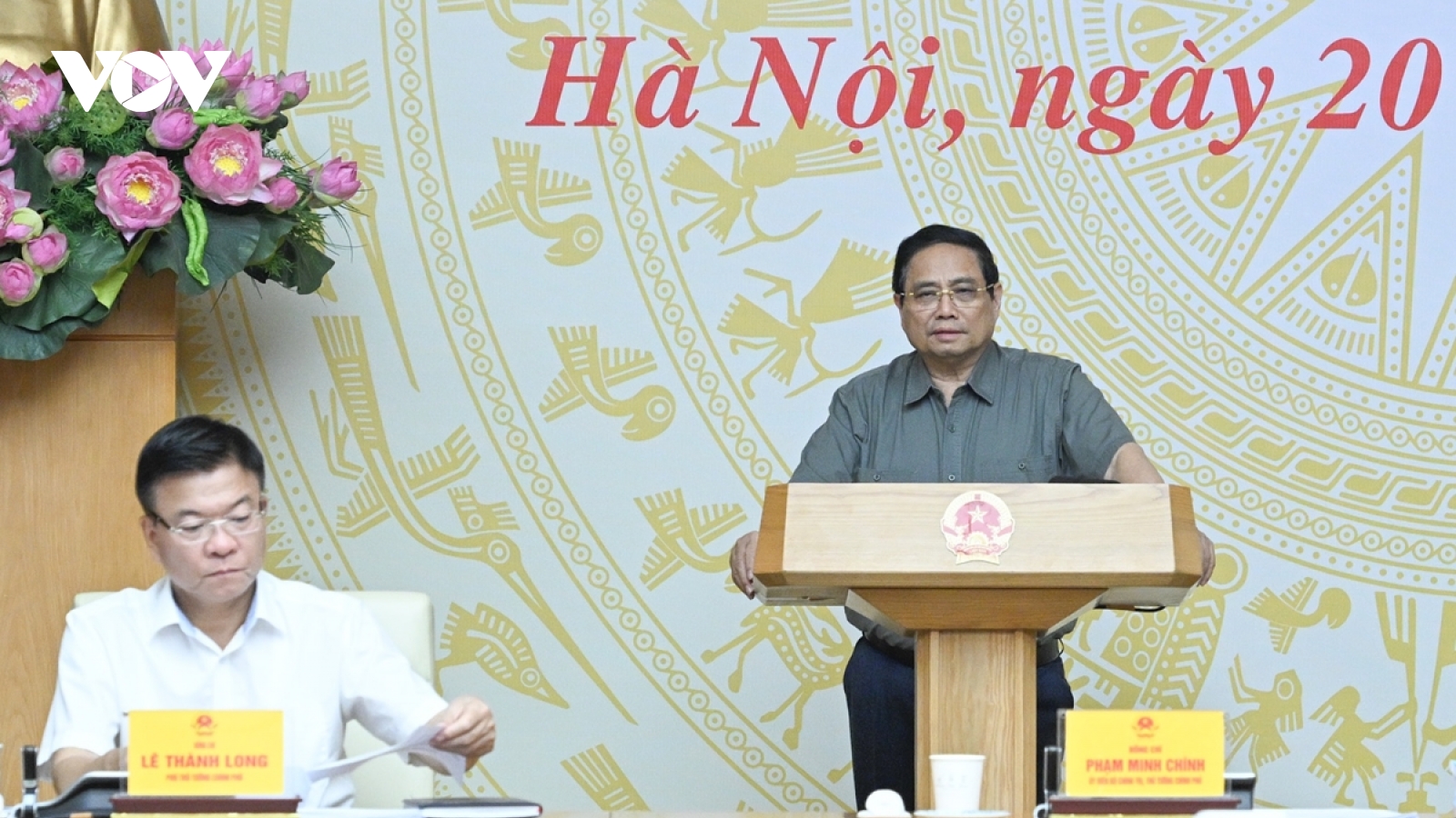 Thủ tướng: Cương quyết cắt giảm tối đa thủ tục hành chính rườm rà, ách tắc