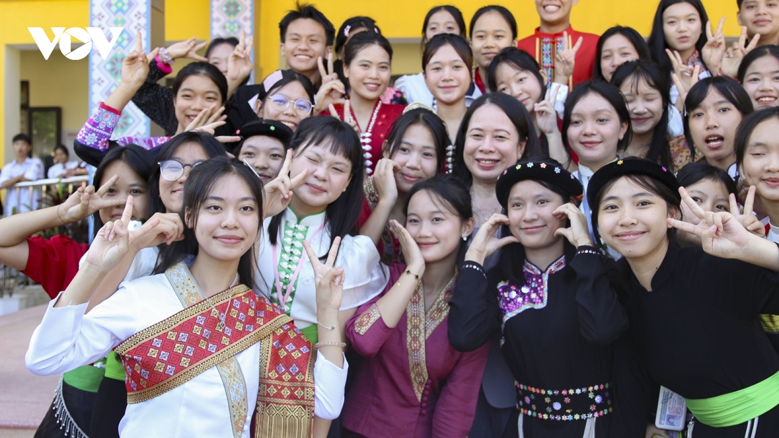 Phó Chủ tịch nước trao học bổng cho học sinh ở Điện Biên