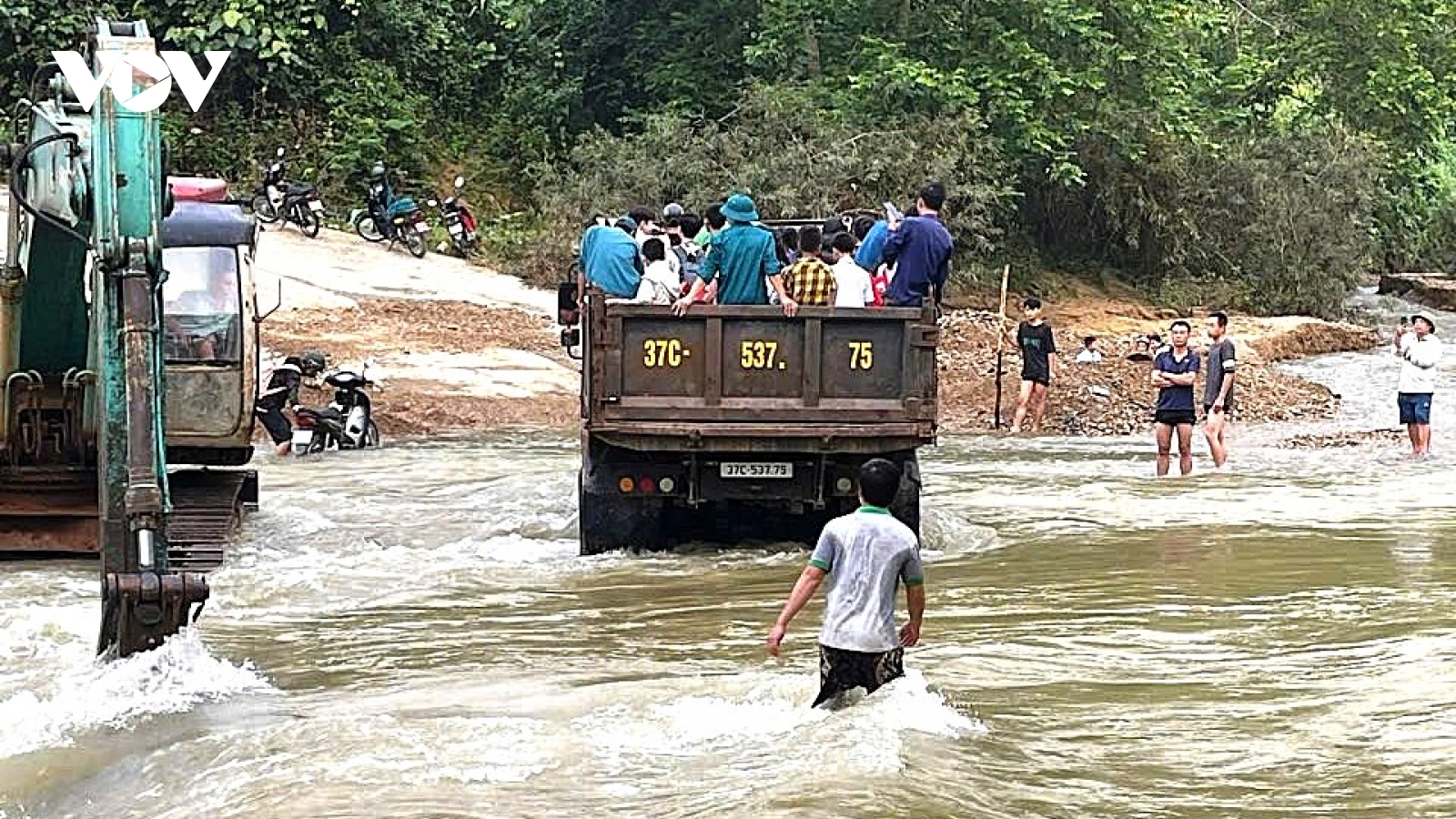 Xã miền núi Nghệ An huy động xe tải đưa học sinh vượt suối dự lễ khai giảng