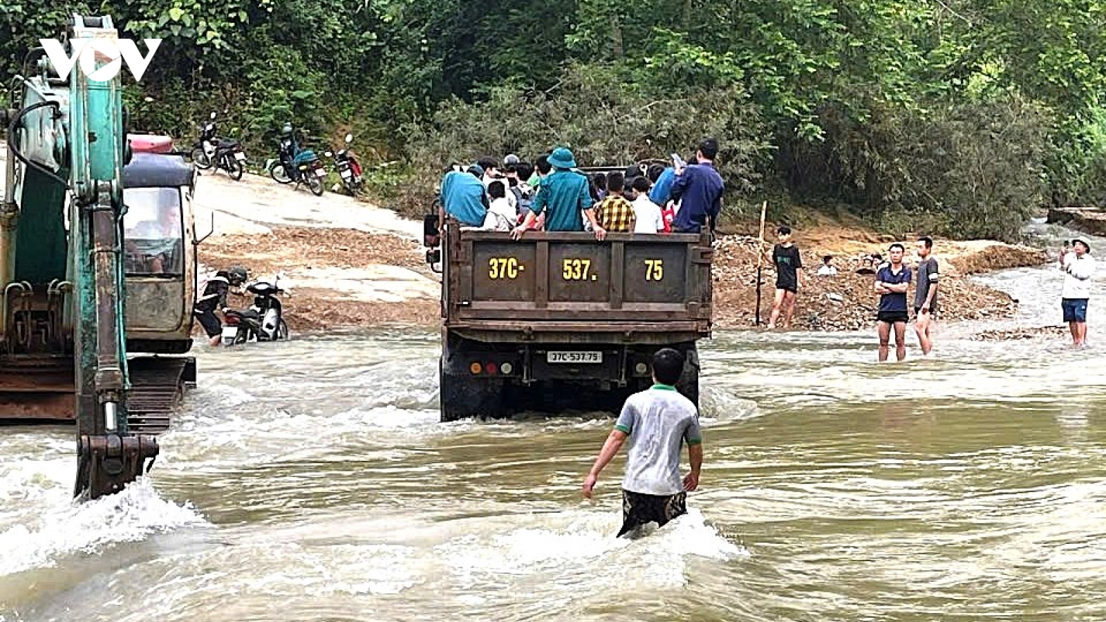 Xã miền núi Nghệ An huy động xe tải đưa học sinh vượt suối dự lễ khai giảng
