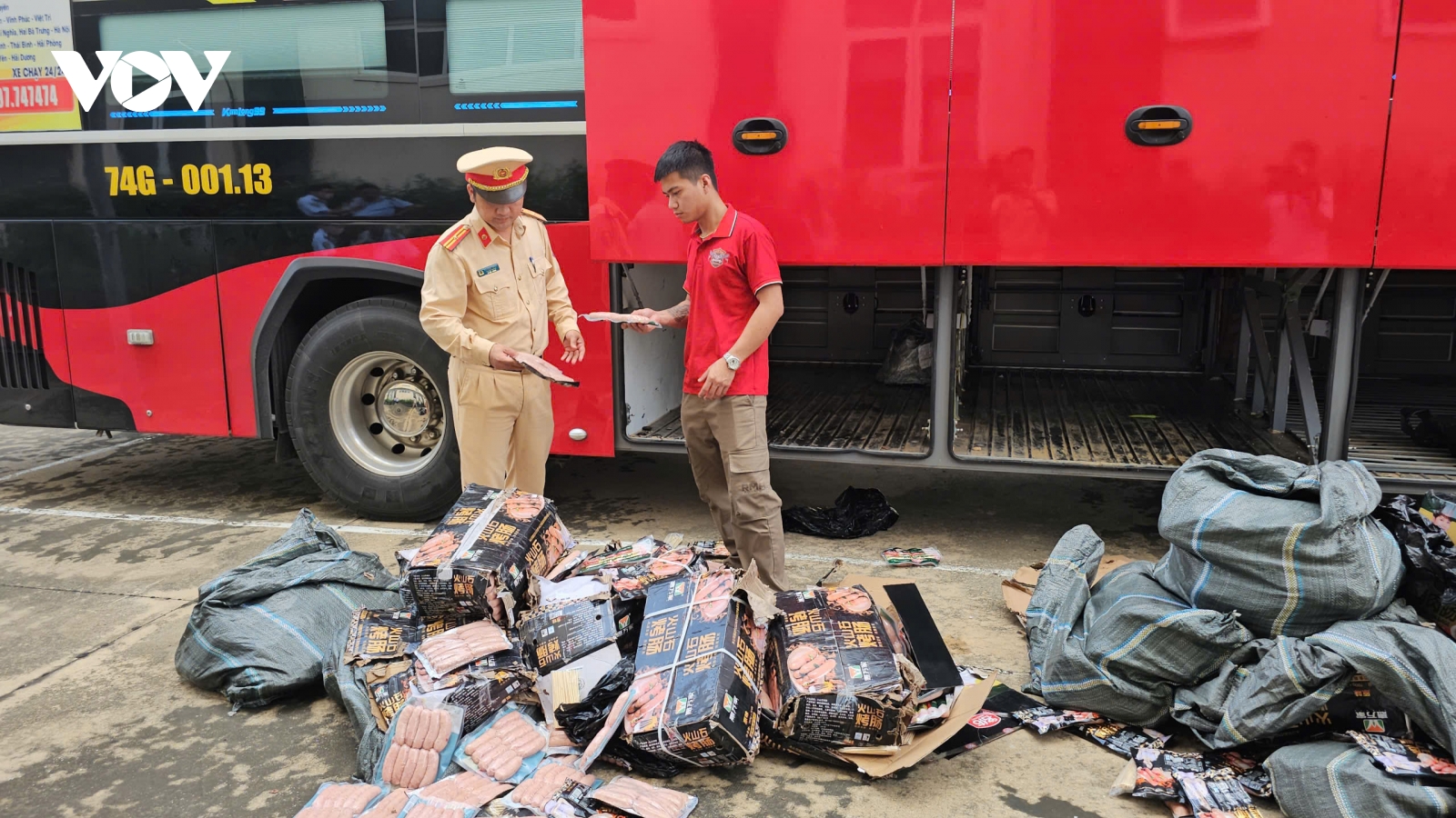 Phát hiện xe khách đang chở hơn 400 kg lạp xưởng không rõ nguồn gốc.