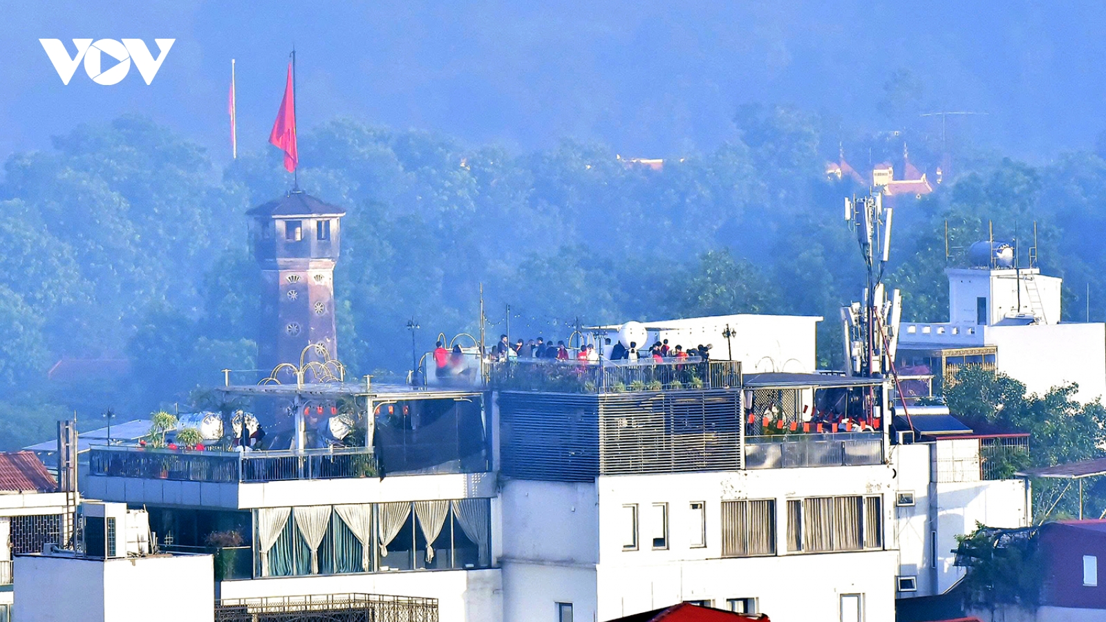 Hình ảnh thú vị về những vị trí "độc" xem diễu binh trên phố