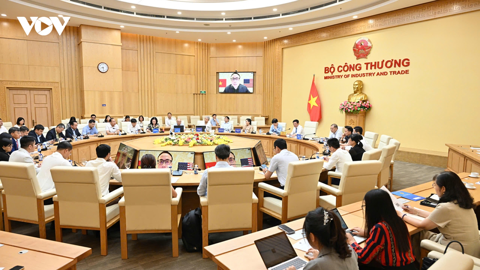 Xuất khẩu 2025 mục tiêu tăng trưởng 12%, xuất siêu 30 tỷ USD, đa dạng thị trường