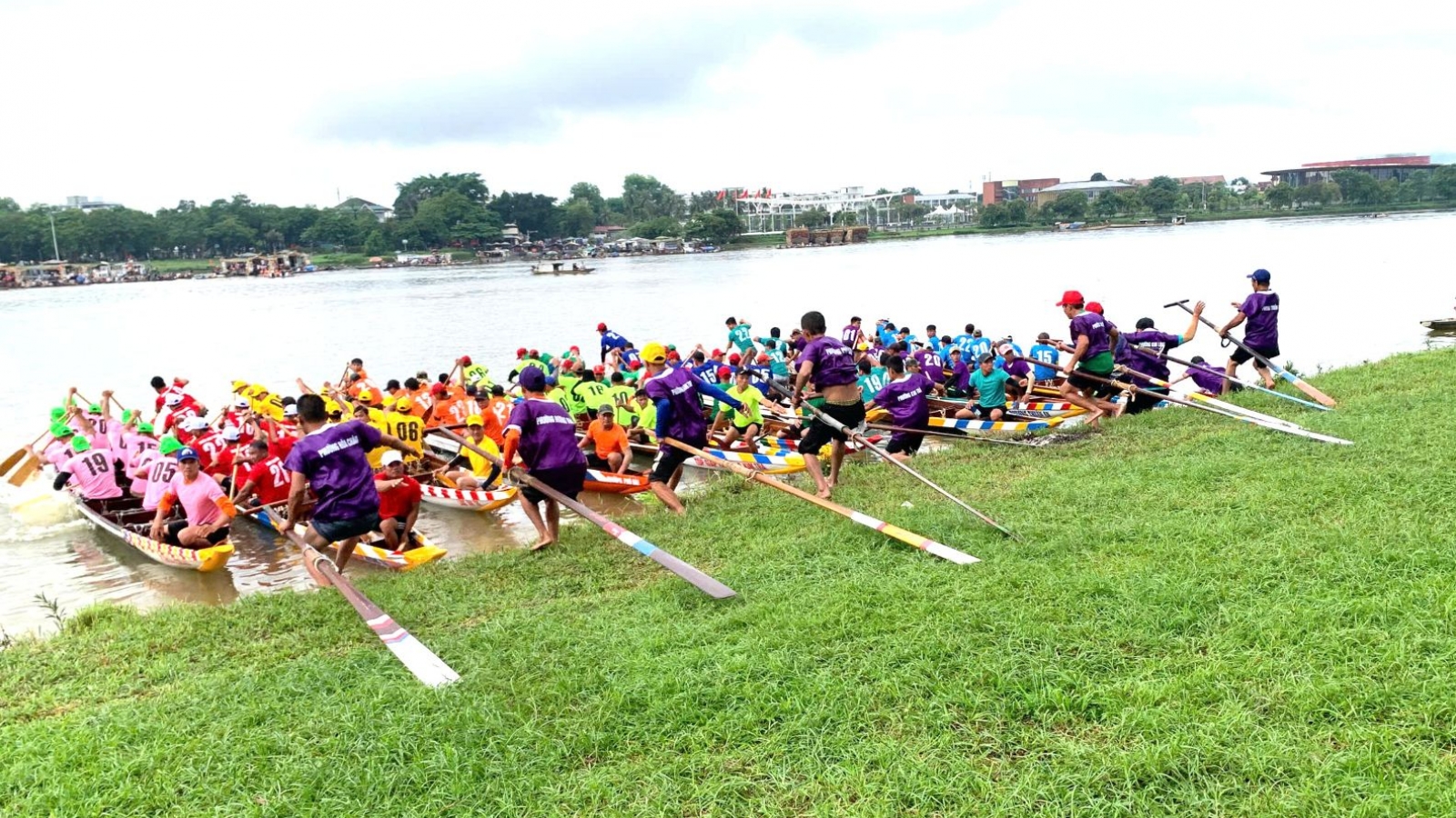 Huế: Sôi nổi giải đua ghe truyền thống trên sông Hương