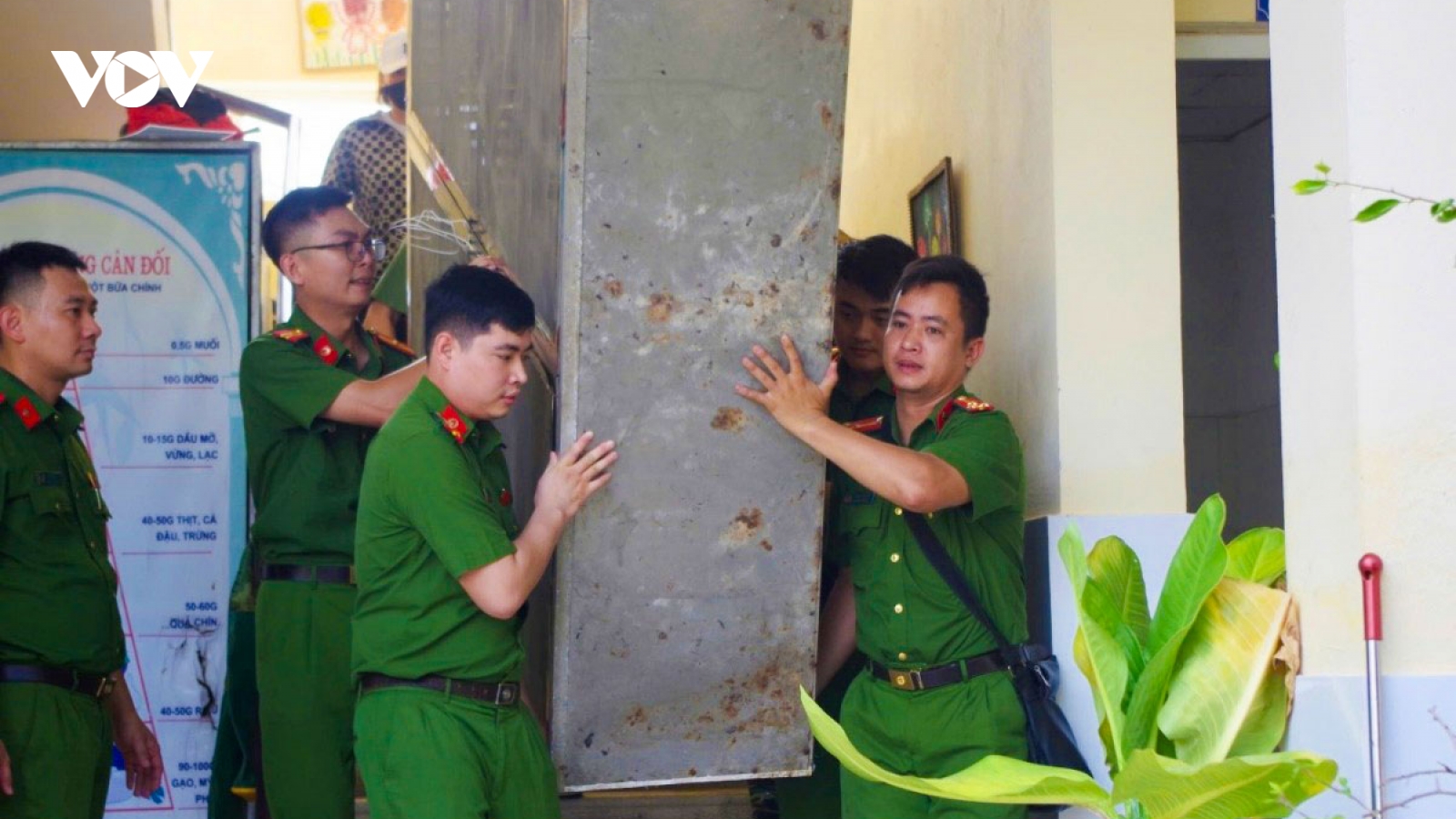 Công an xã Xuân Mai chung sức cùng nhân dân khắc phục hậu quả mưa lũ