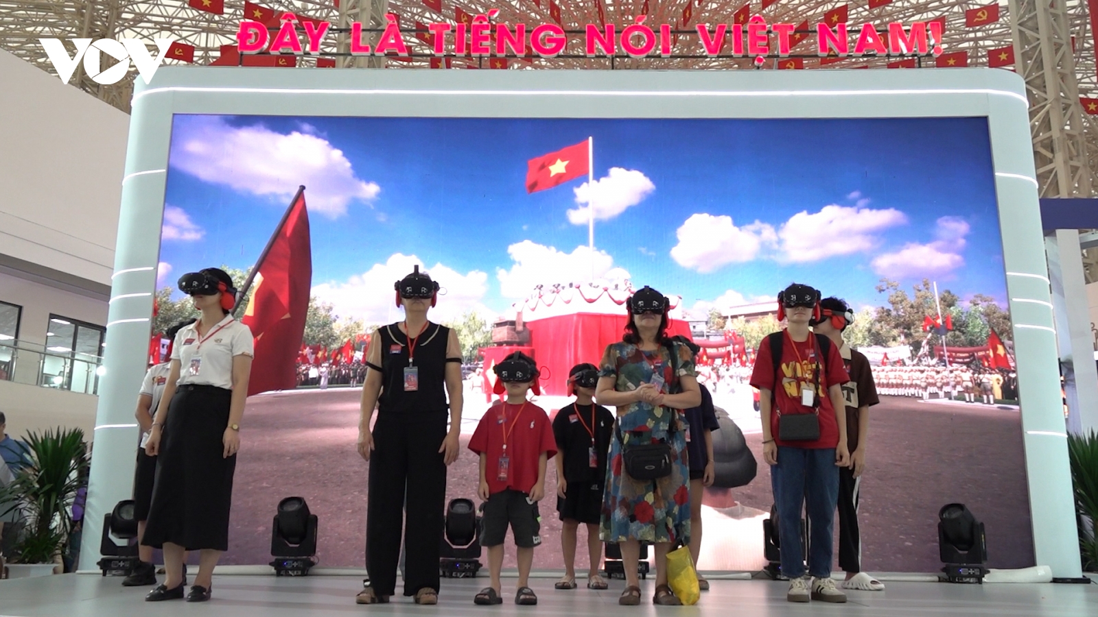 Xếp hàng tham quan gian trưng bày VOV trước giờ bế mạc triển lãm A80