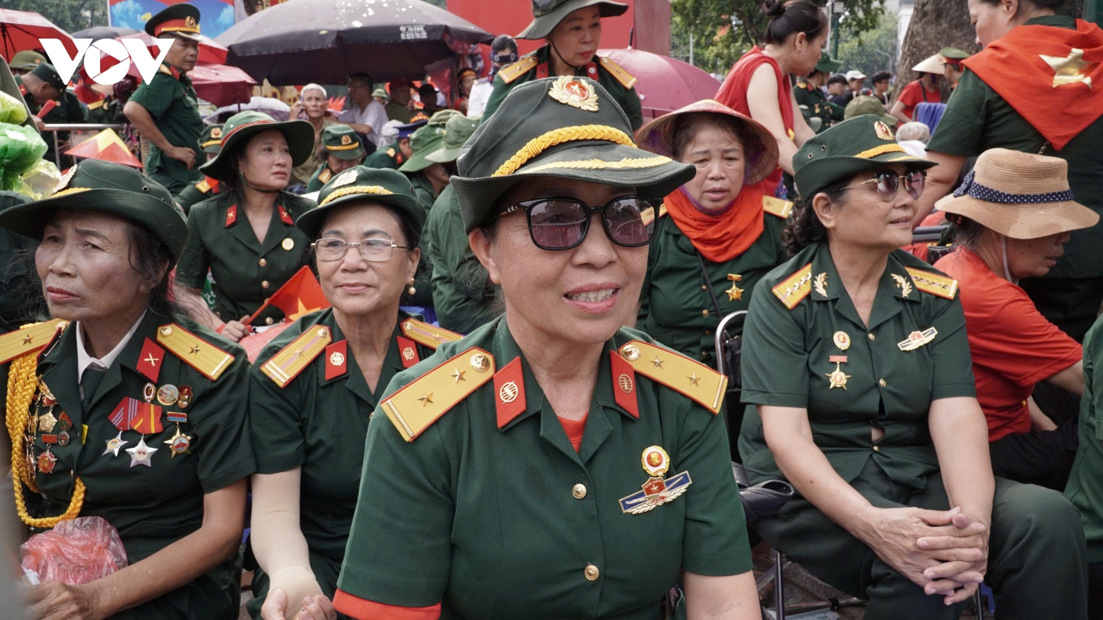 Cựu chiến binh xúc động khi được ngồi ở khu vực ưu tiên chờ xem diễu binh