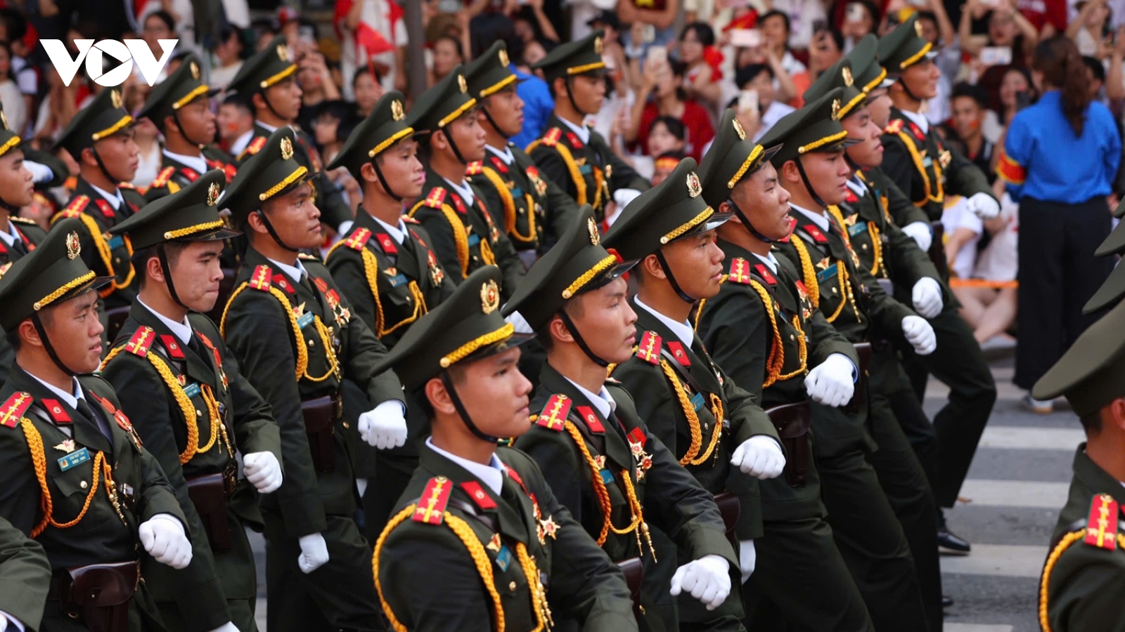 Người dân hô vang "Việt Nam muôn năm" khi các khối diễu binh qua đường Lê Duẩn