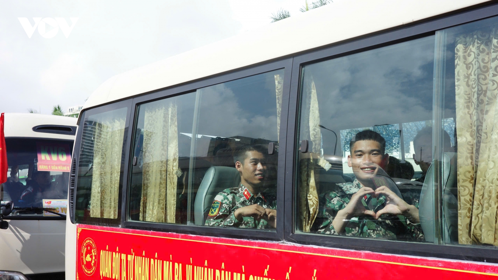 Các khối diễu binh lưu luyến chia tay người dân