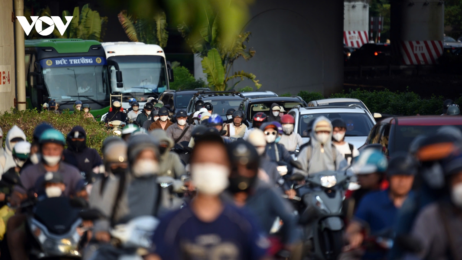 Người dân ùn ùn đổ về Hà Nội trong chiều 2/9