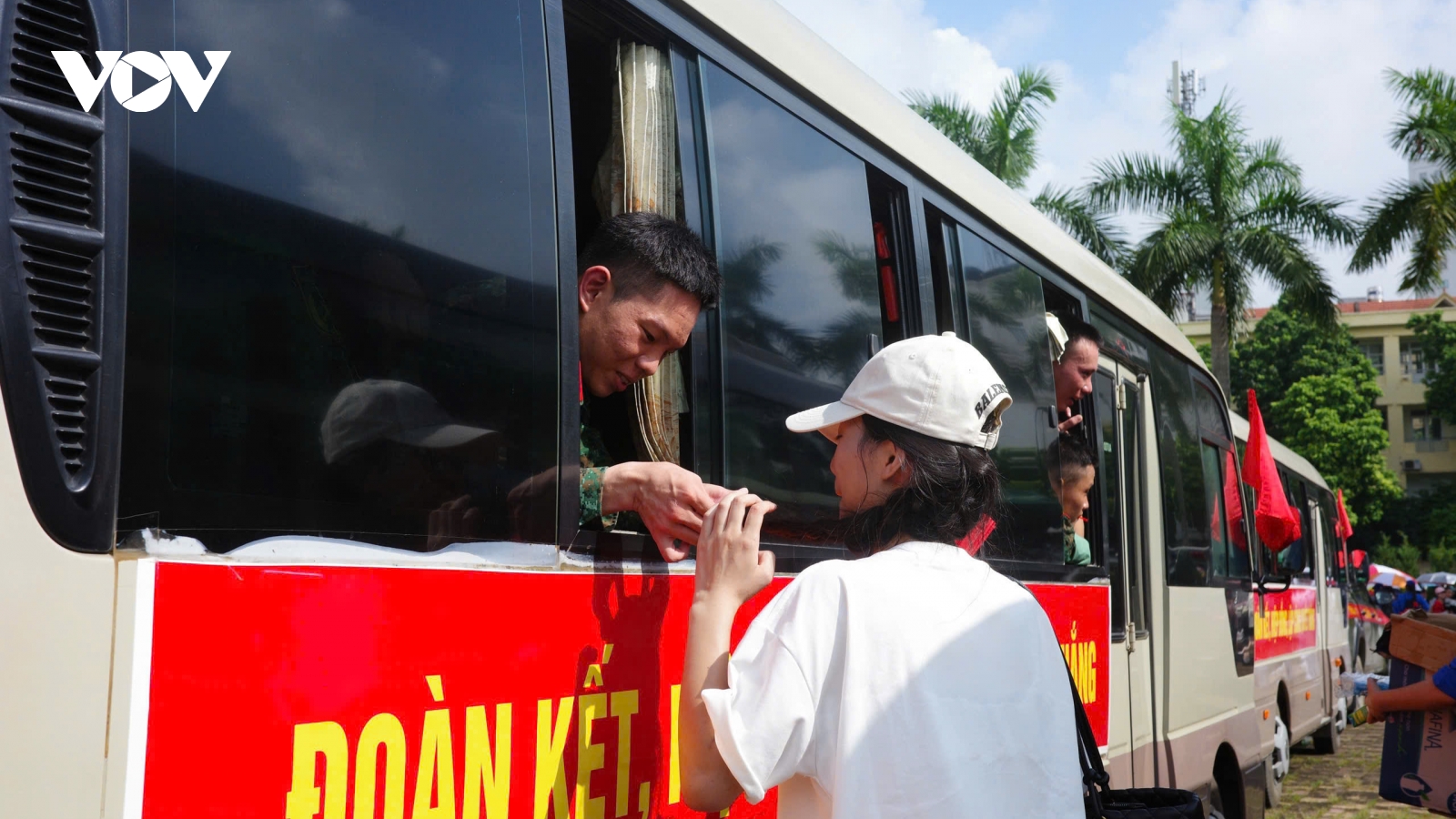 Xúc động tình quân - dân sau lễ diễu binh 80 năm Quốc khánh