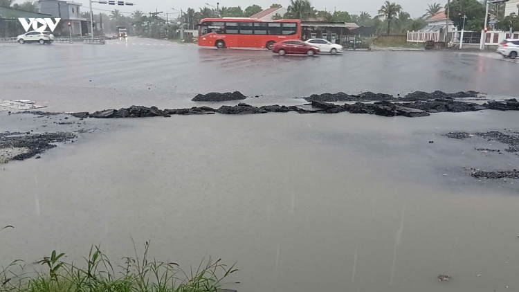 Tái diễn tình trạng ngập nước mưa tại đường dẫn cầu Rạch Miễu 2 tại Đồng Tháp