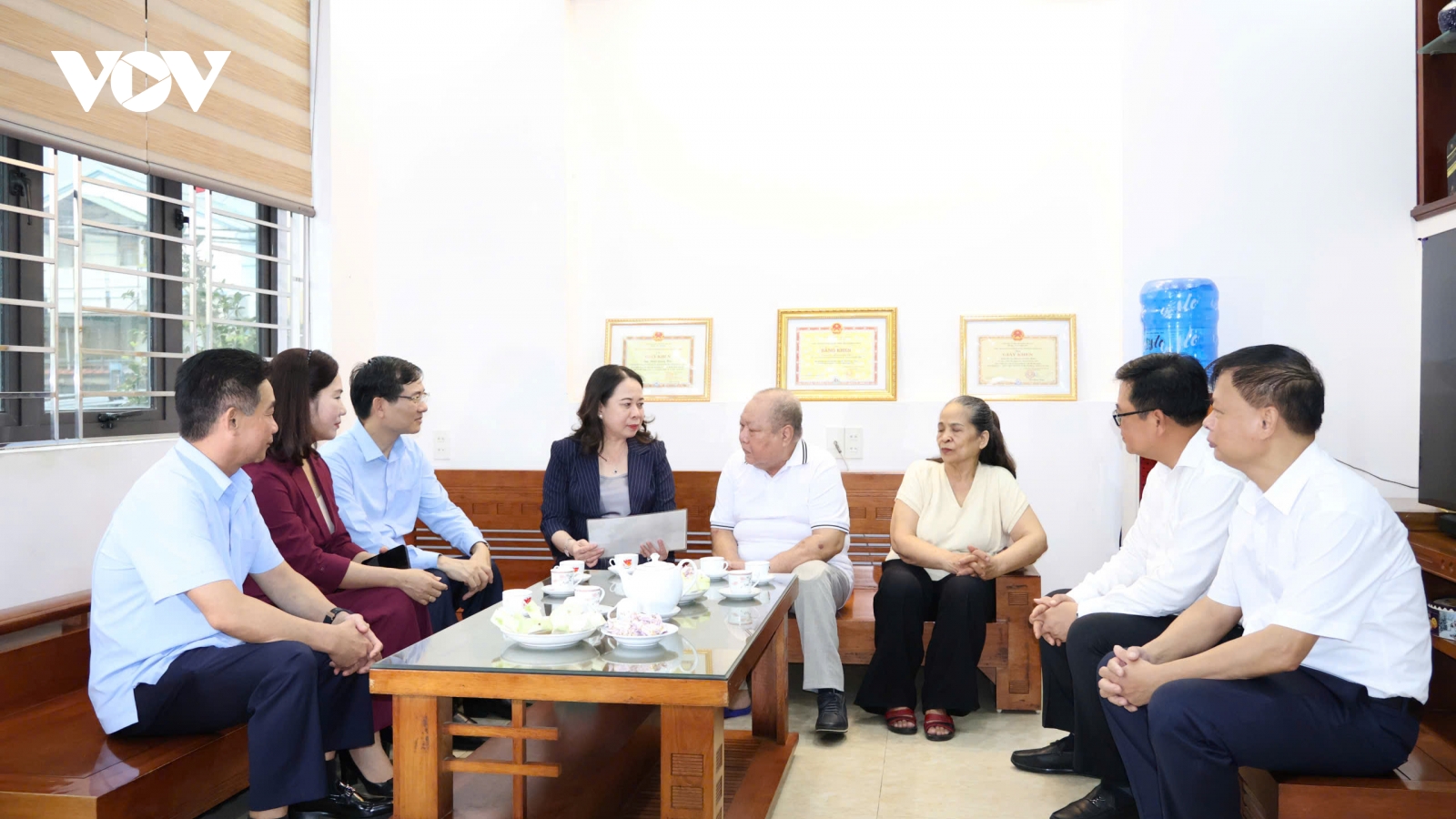 Phó Chủ tịch nước Võ Thị Ánh Xuân thăm, tặng quà gia đình chính sách ở Quảng Ninh