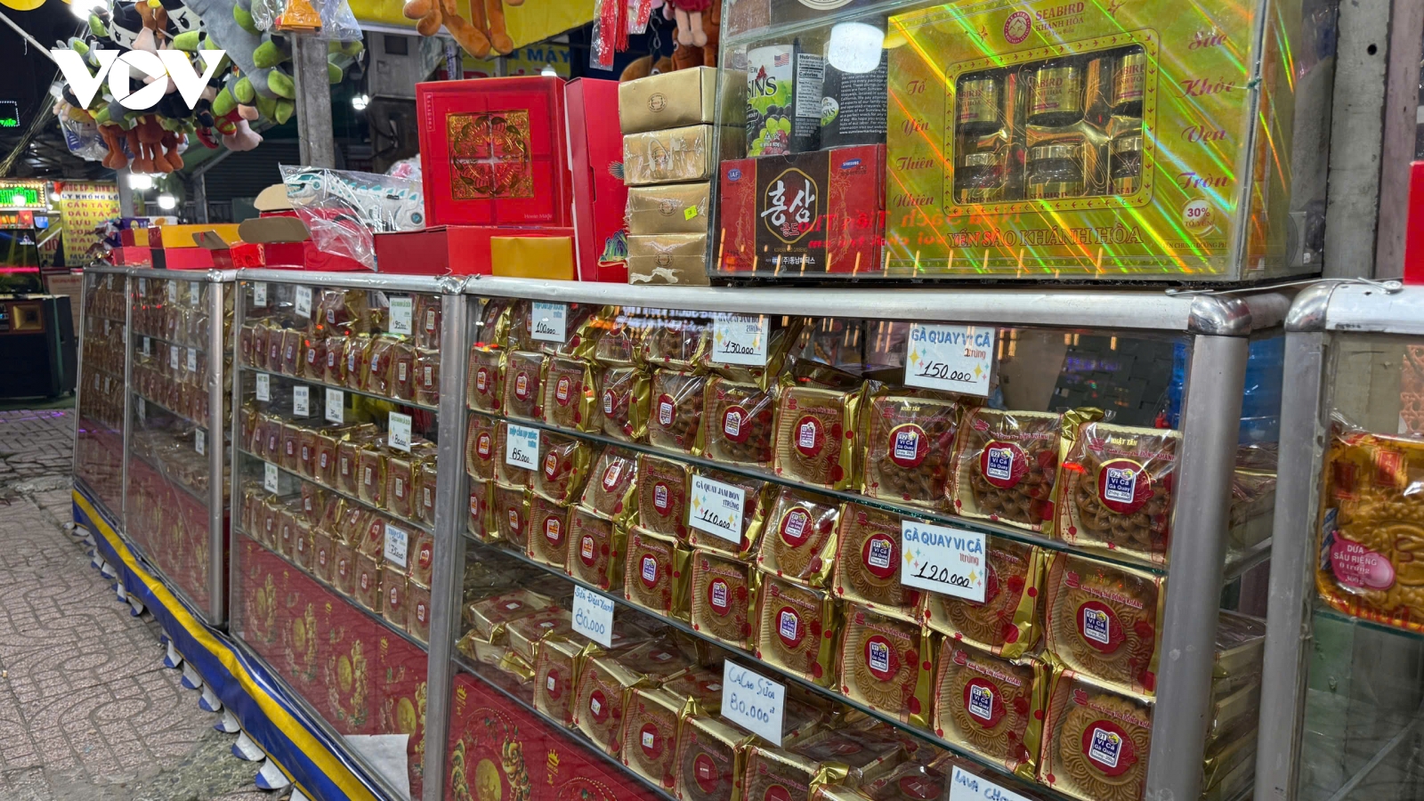 Thị trường bánh Trung thu TP.HCM dần sôi động, các chủ kinh doanh "tung chiêu"