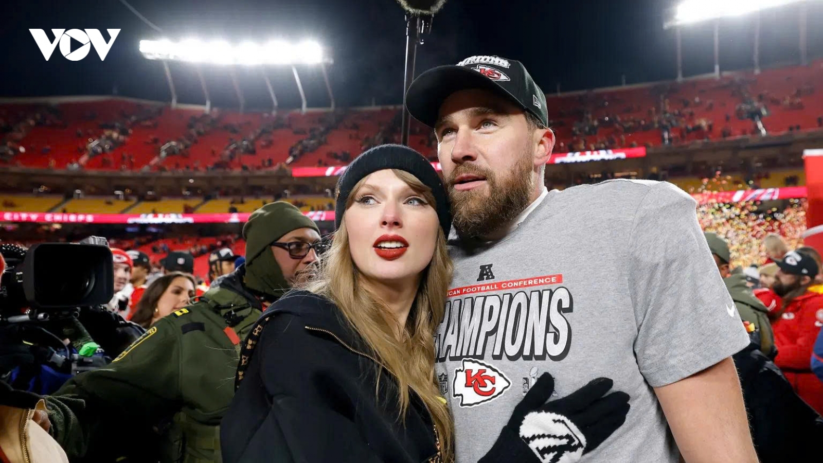 Lý do Taylor Swift xuất hiện kín đáo khi đi xem vị hôn phu thi đấu