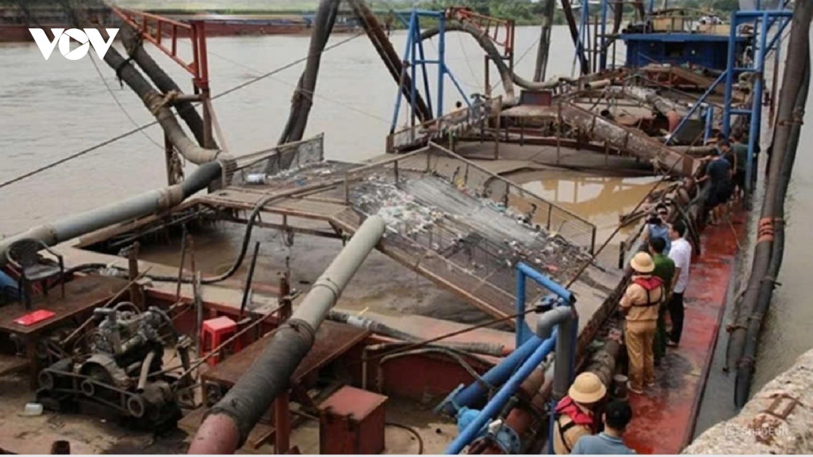 Khai thác cát trái phép, chủ tàu bị phạt 175 triệu và tịch thu phương tiện 4,6 tỷ