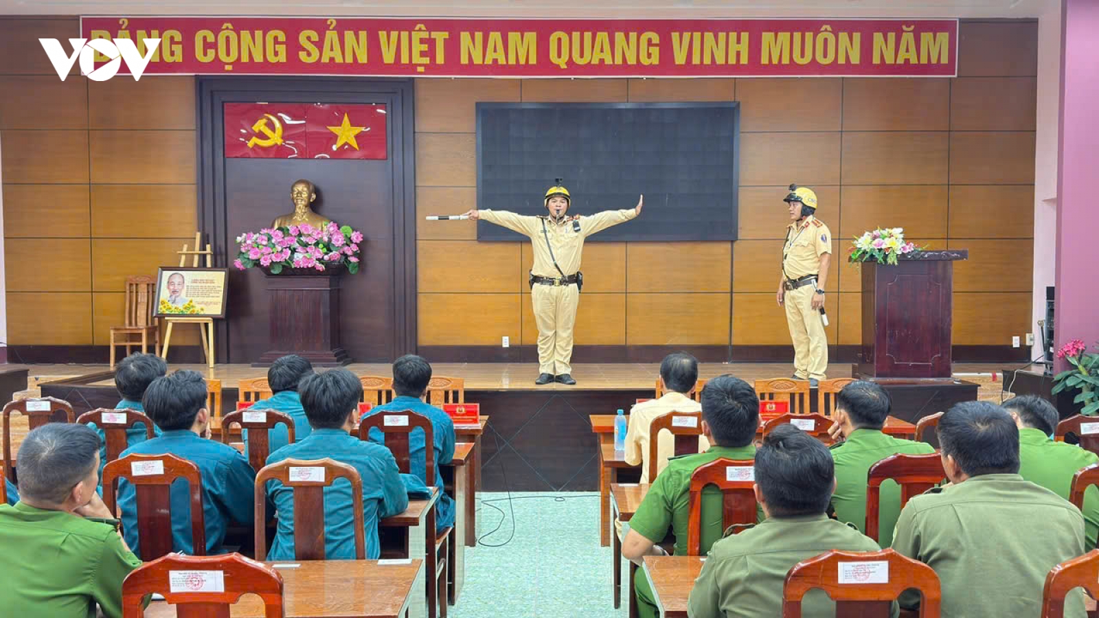 Công an xã, phường ở TP.HCM tham gia điều tiết, giảm ùn tắc giao thông