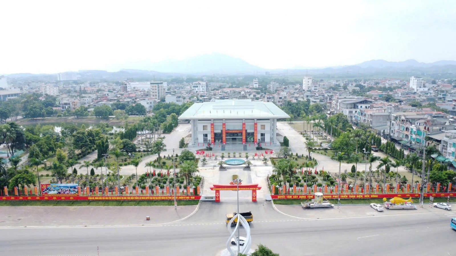 Tuyên Quang rực rỡ cờ hoa trước thềm Đại hội Đảng bộ tỉnh lần thứ nhất