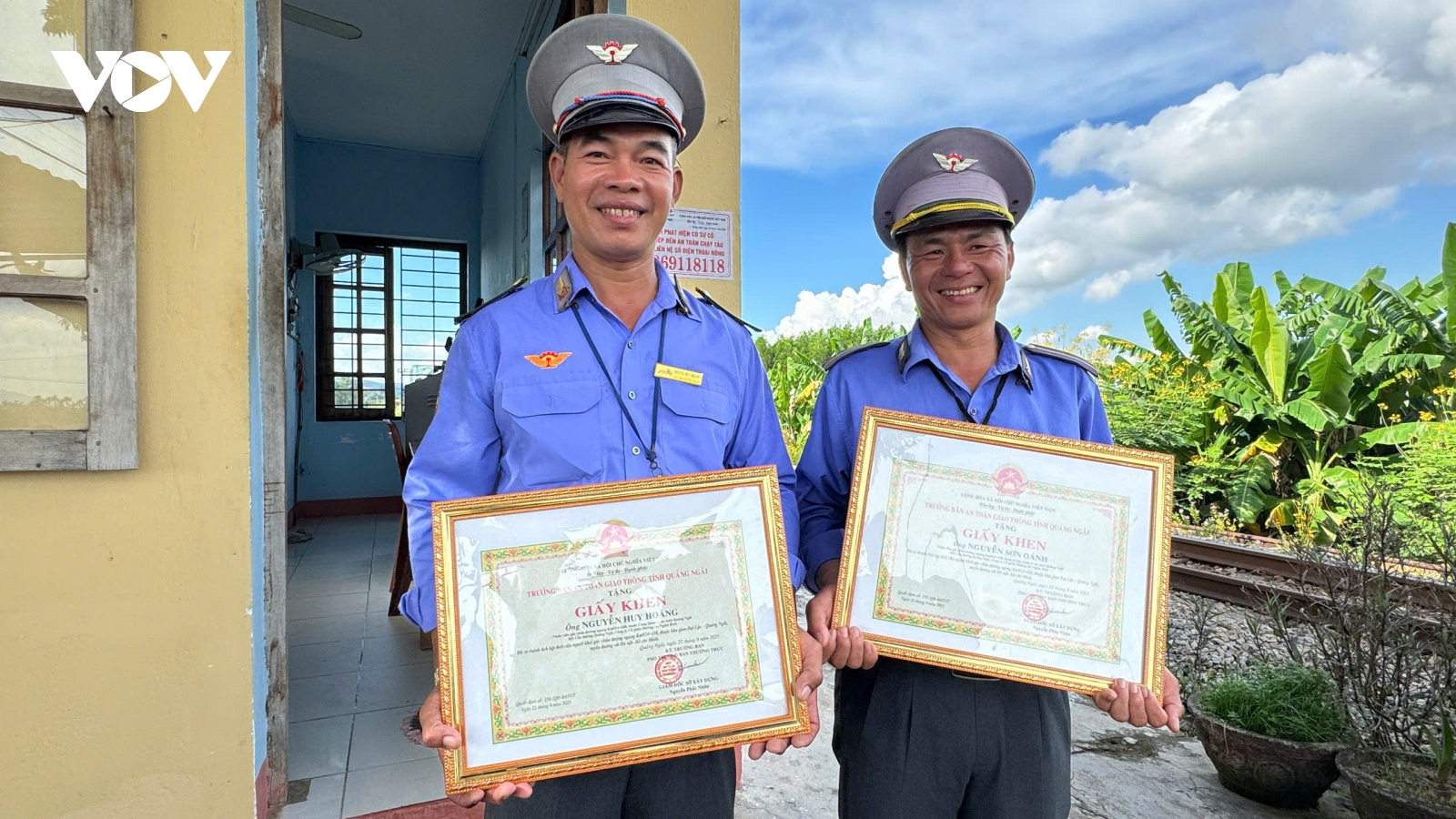 Nhân viên cứu người ngã trên đường ray khi tàu đang lao tới được khen thưởng