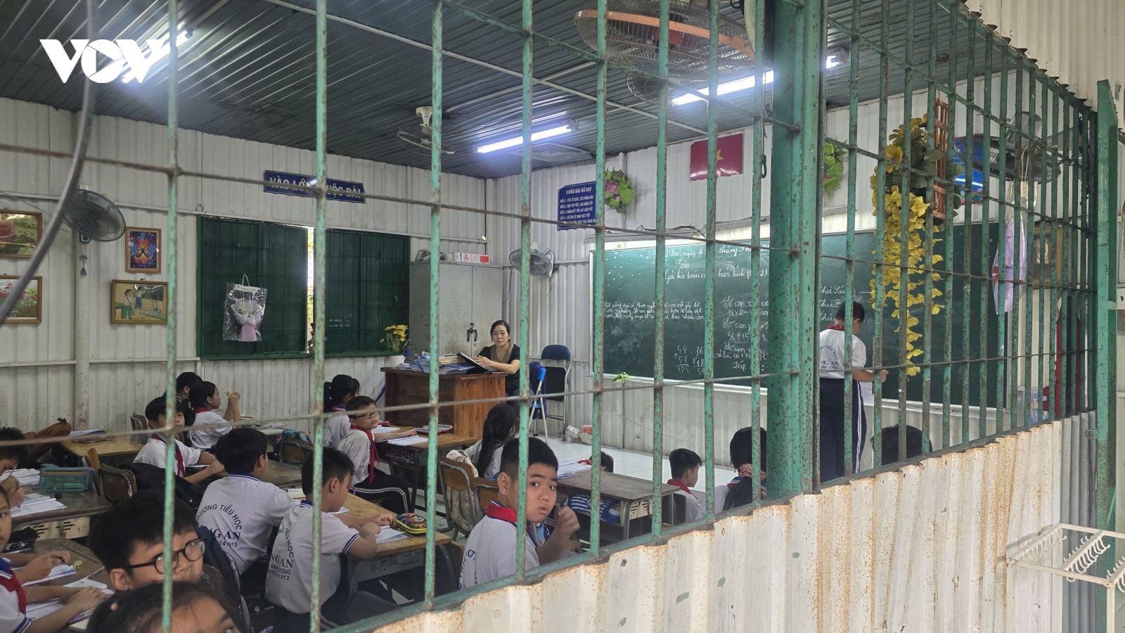 Lãnh đạo địa phương nói gì về việc cô trò "toát mồ hôi" trong lớp học bằng tôn