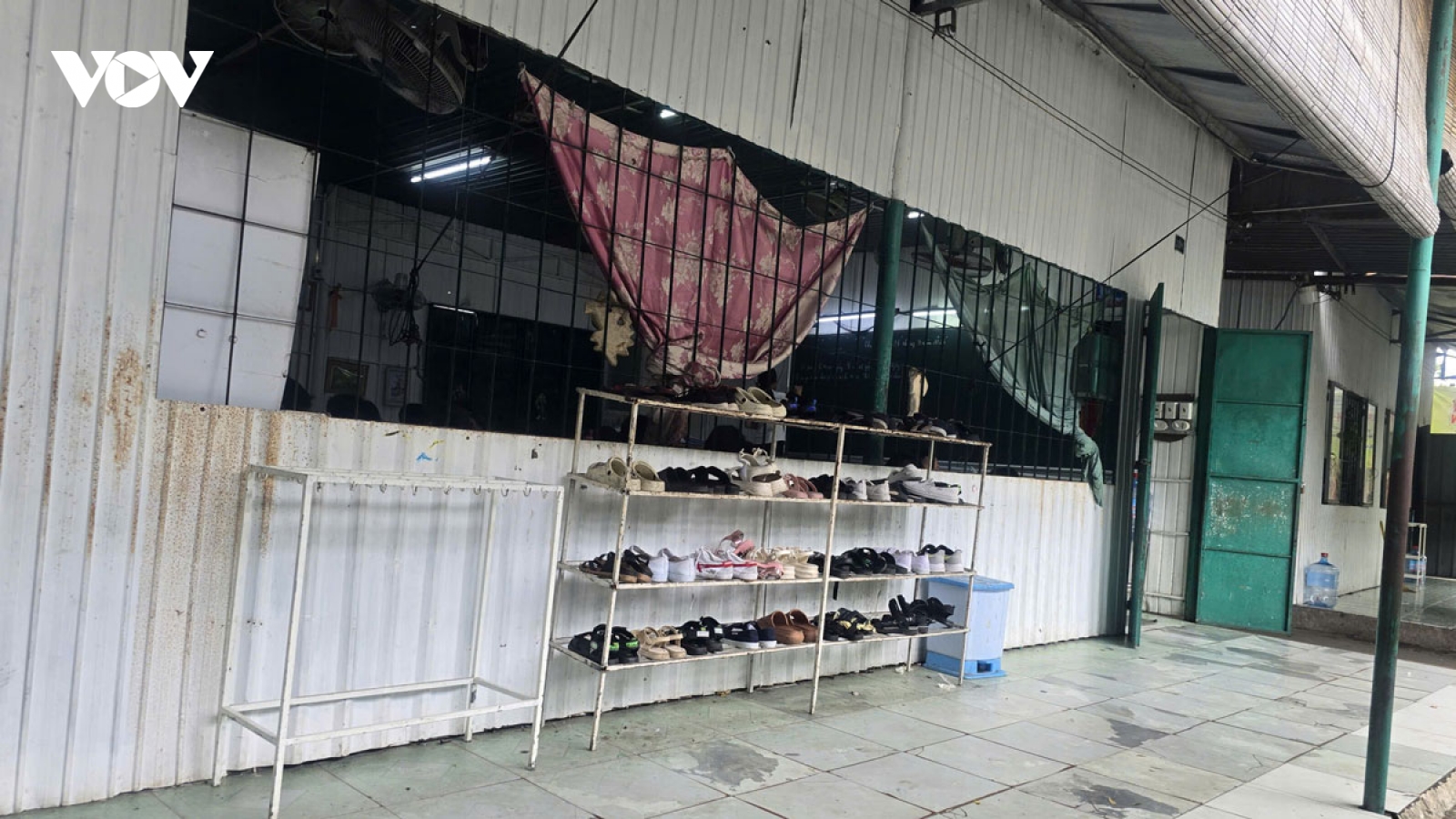 Vụ phòng học bằng tôn ở TP.HCM: Địa phương lắp 4 tivi, cải tạo chờ trường mới