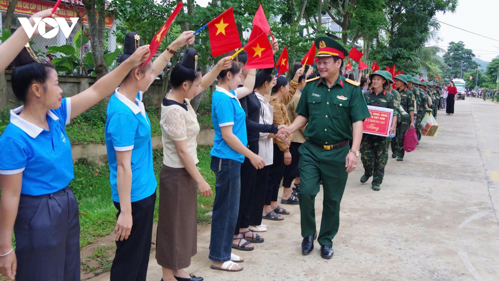 Nhân dân vùng lũ Sơn La chia tay bộ đội giúp dân làm nhà