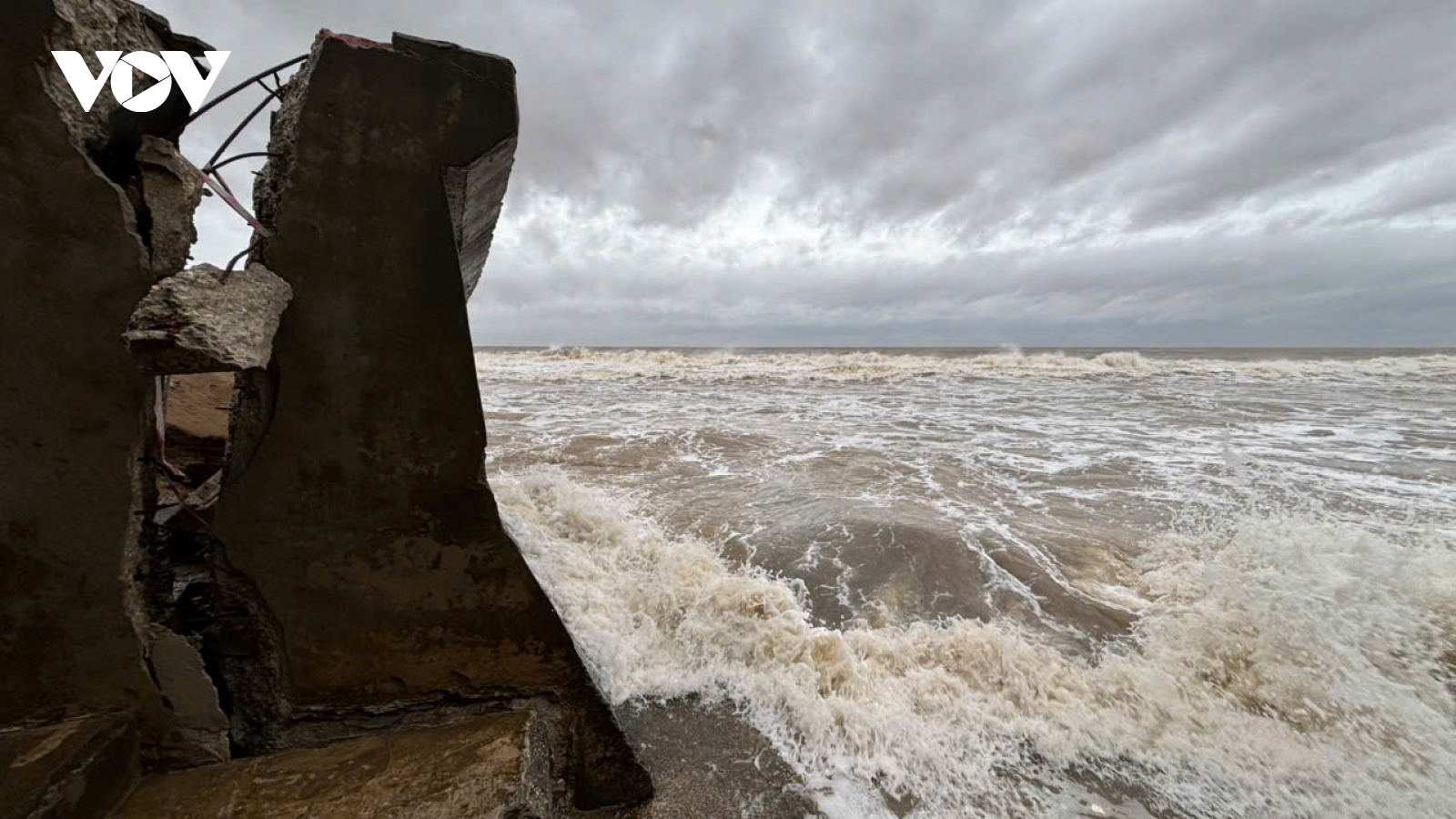 Kè biển Hải Tiến trước nỗi lo cơn bão số 10 Bualoi