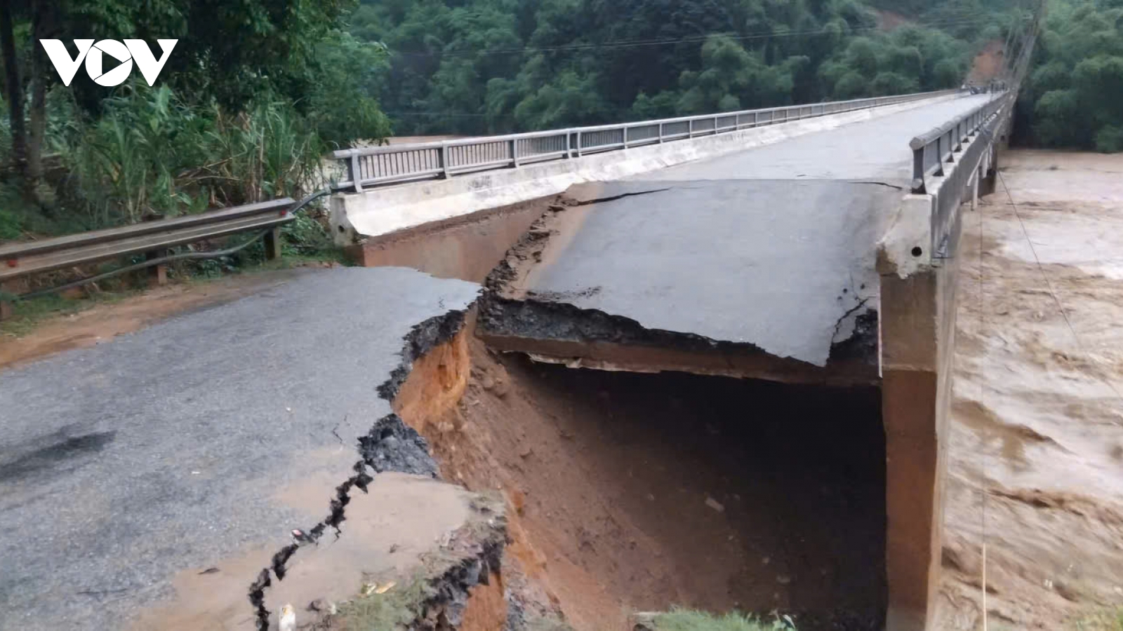 Cầu Sơn Thủy (Thanh Hóa) trên Quốc lộ 16 bị sập mố, hư hỏng nặng