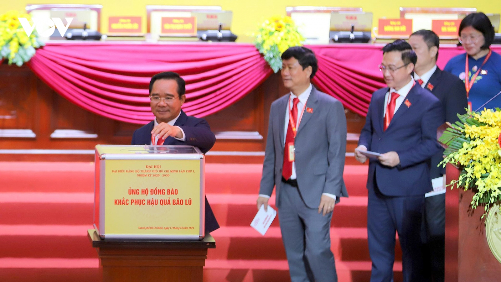 Đại hội Đảng bộ TP.HCM họp phiên trù bị, đại biểu quyên góp ủng hộ vùng bão lũ