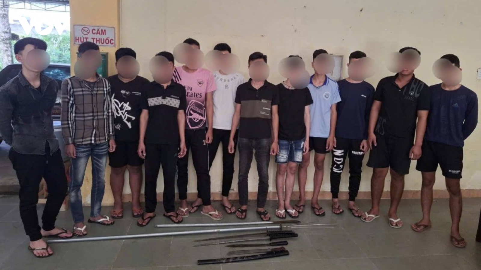 Khống chế nhóm thanh thiếu niên cầm hung khí gây rối lúc nửa đêm