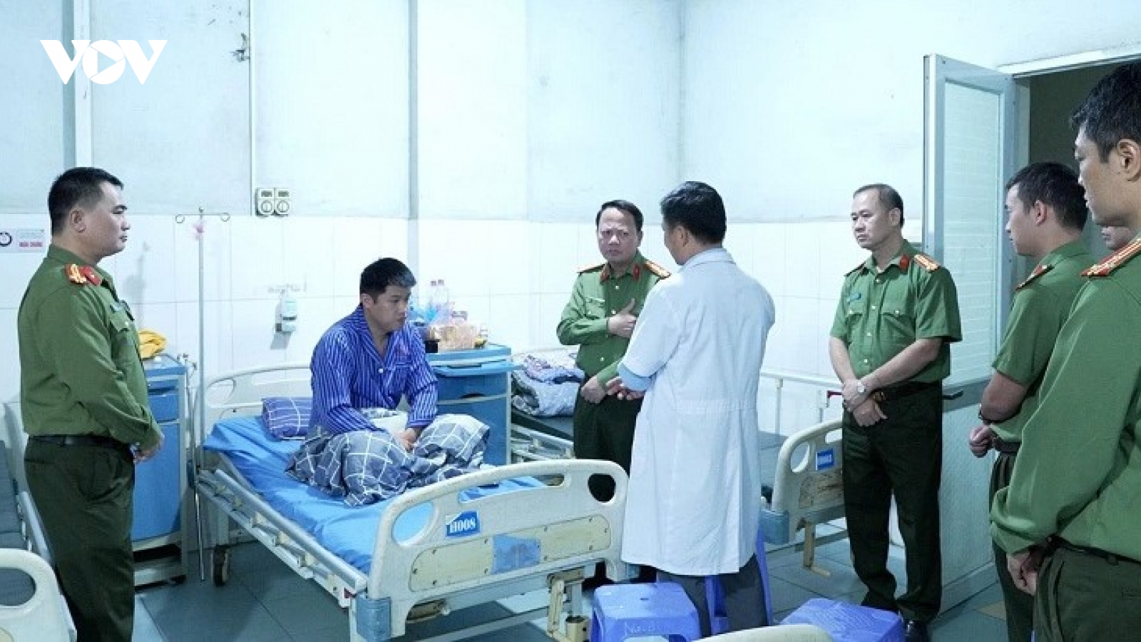 Lạng Sơn: Đại úy công an bị thương khi khống chế kẻ cầm dao đe dọa dân