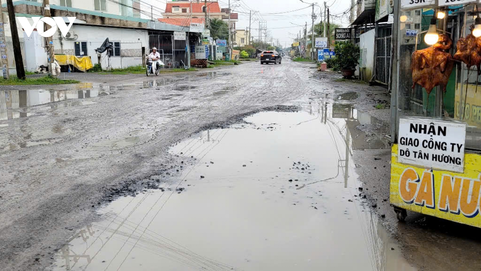 Mỗi ngày hàng nghìn công nhân tỉnh Đồng Tháp phải đi tuyến đường sình lầy