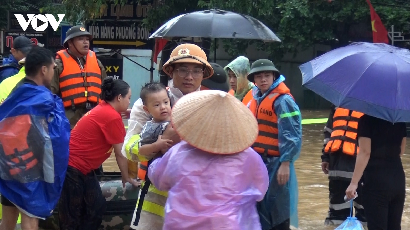 Những người hùng trong tâm lũ ở Thái Nguyên