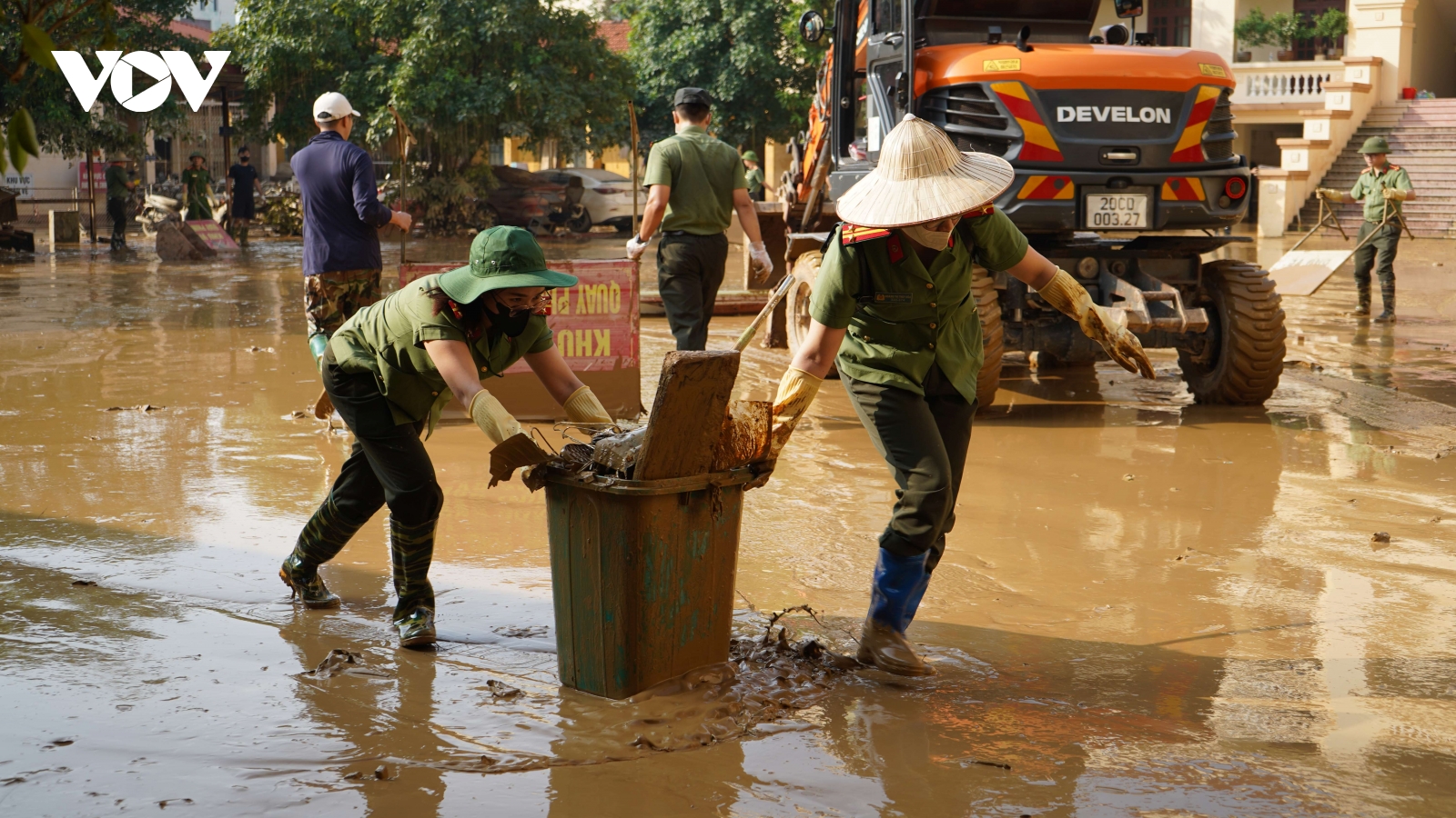 Công an Thái Nguyên cùng người dân làm sạch “biển bùn” sau bão