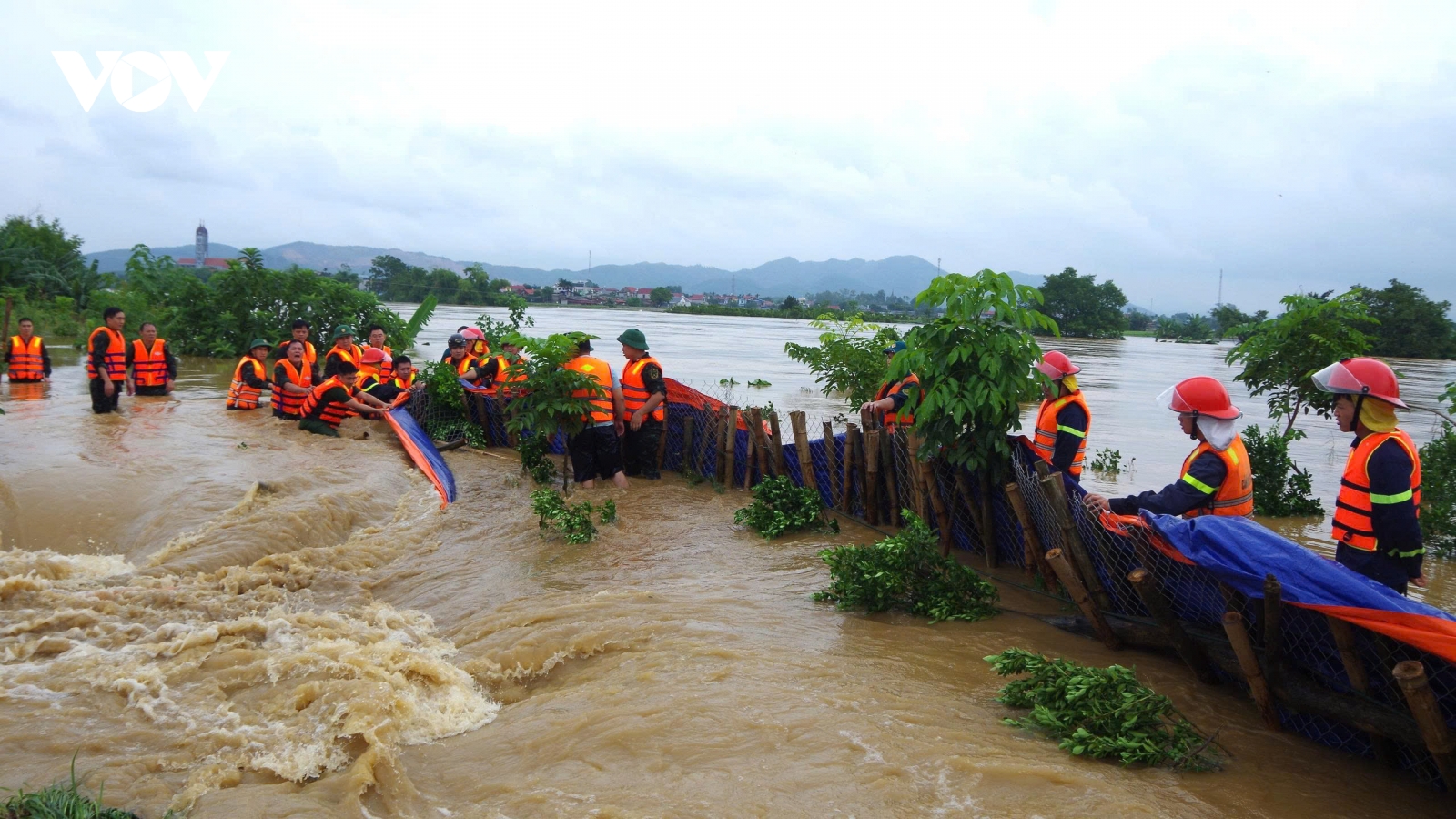 Hàng trăm cán bộ, chiến sỹ xử lý sự cố đê bối sông Cầu