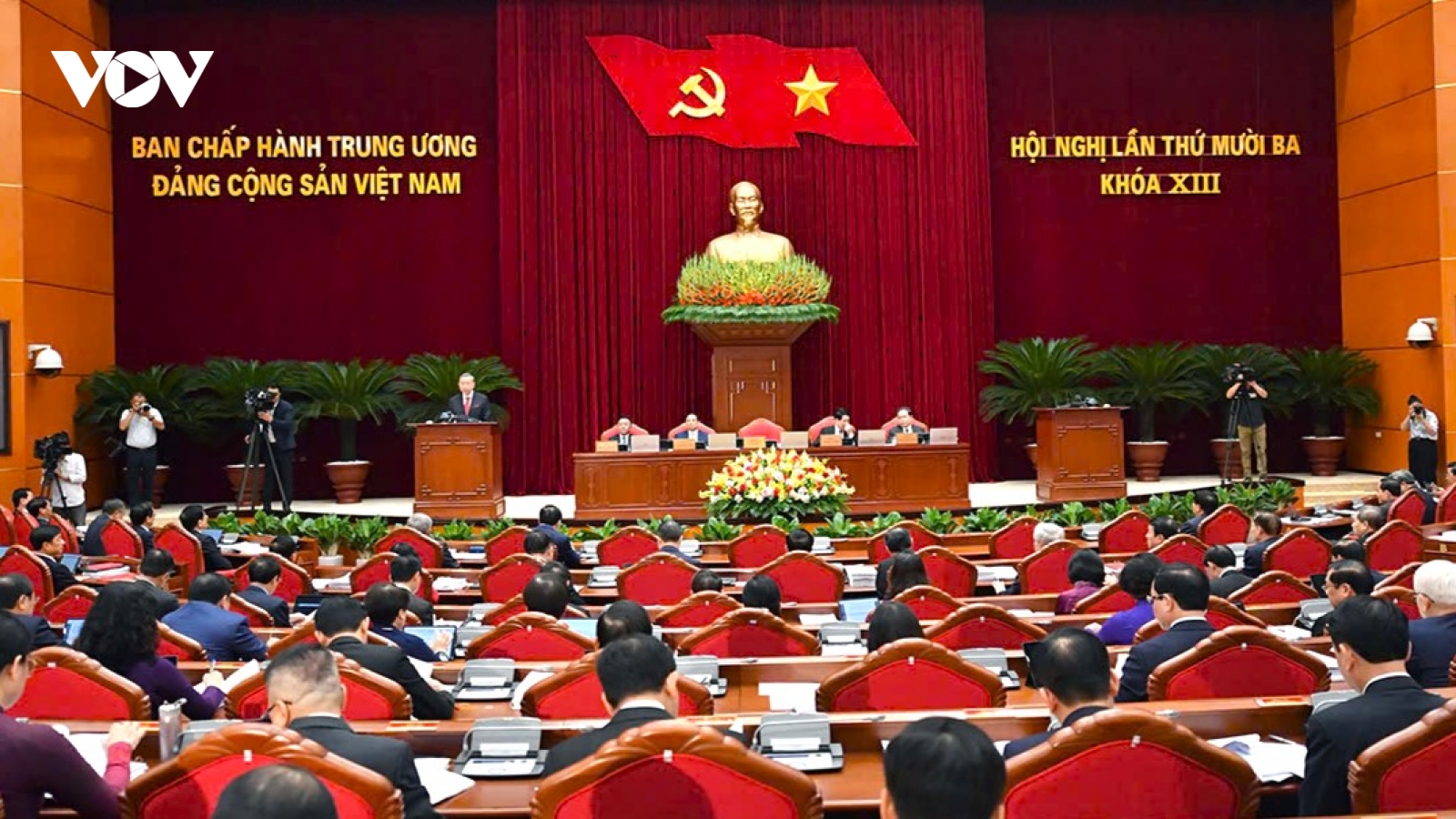 Thông cáo báo chí về ngày làm việc thứ nhất Hội nghị Trung ương 13, khóa XIII