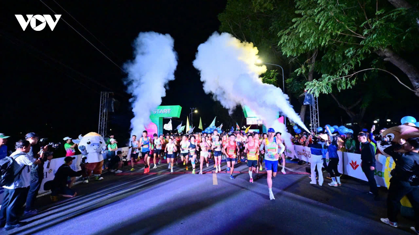 12.000 vận động viên hòa sắc hồng giữa ngày hội marathon tại Đồng Tháp