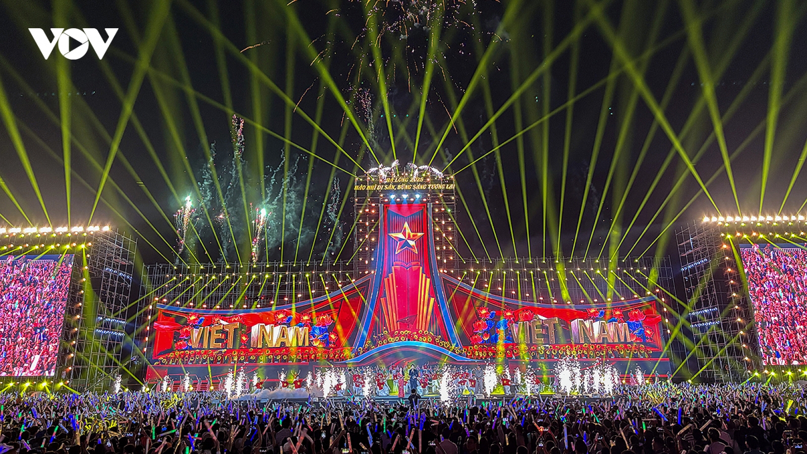 30.000 khán giả “cháy hết mình” cùng dàn sao trong Concert Hạ Long
